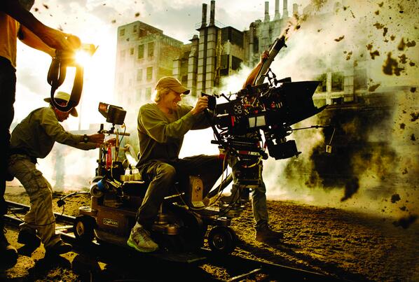 Transformers_FR's tweet photo. Michael Bay a été très enthousiaste à l'idée de refaire un film #Transformers ! #Lesrèglesontchangé http://t.co/9IeW3wBGrH