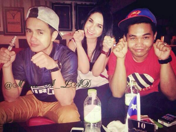 Mimi_A_LAD's tweet photo. Ngegawl dulu @AjunDangerous w/ Omi,yuni! □ #PictAJUN http://t.co/LrdkjD8WRH