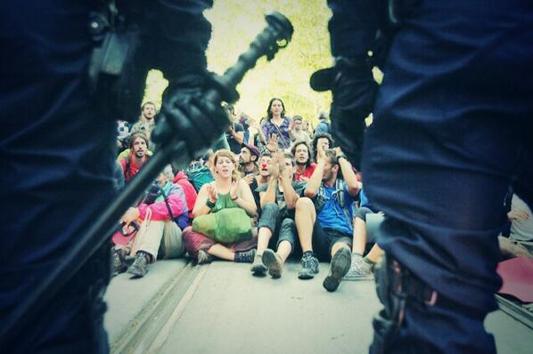 manelmarquez's tweet photo. #España #HolaDictadura con la #LeyMordaza te pueden tener detenido 6 horas sin haber hecho nada! #NoALaLeyMordaza http://t.co/yNu7CrvoPz