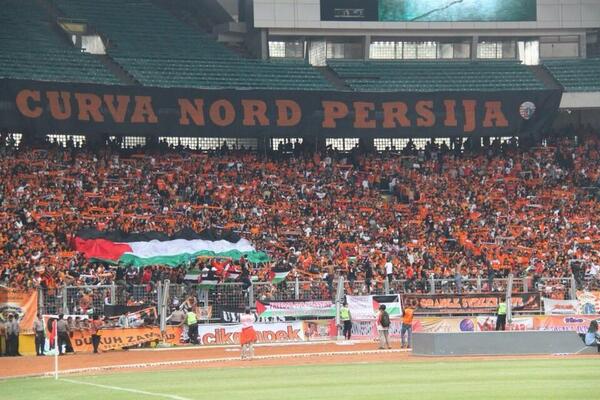 txtmarketing_'s tweet photo. Dukungan kepada Palestina dari Jakmania #PrayForGaza http://t.co/sZEsXtFXjR