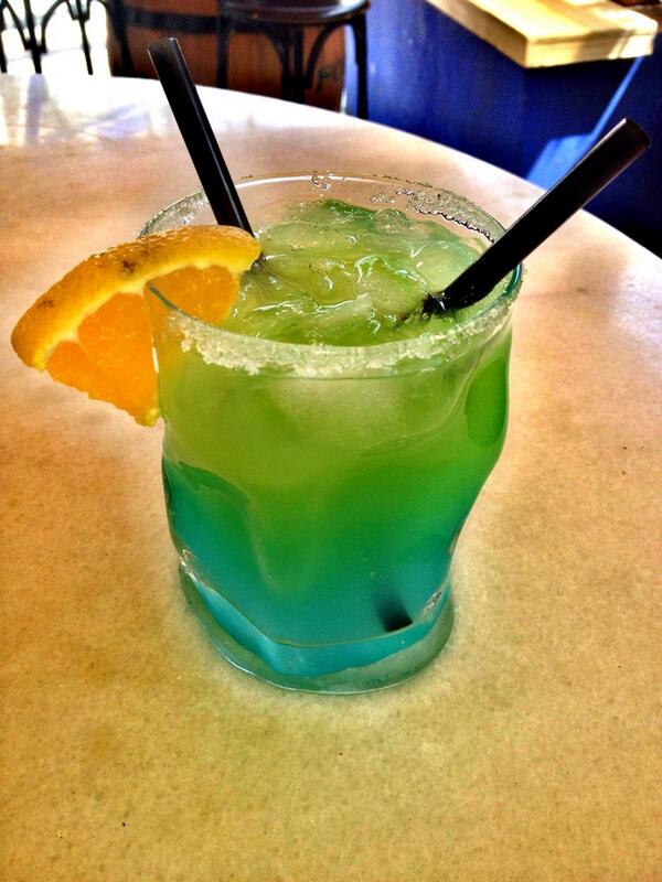 BichoRaroPT's tweet photo. Un BLUE HAWAII en la ESQUINITA??? http://t.co/rKZ0TN5YuD