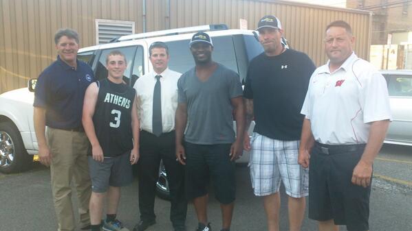 TEAMWilliamsWAG's tweet photo. LaDainian Tomlinson is in town for a HS football camp.. while here, LT will be cruising around in a WAG vehicle! #WAG http://t.co/cH08E77mUi