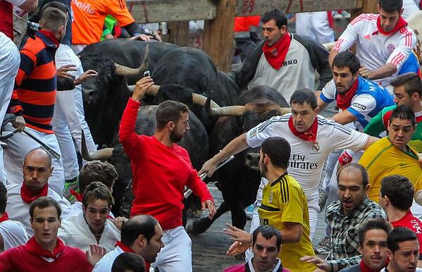 ActualidadRT's tweet photo. Multan con €3.000 a un participante en San Fermín por un '#selfie' en pleno recorrido de toros http://t.co/F5QVz66BTJ http://t.co/f5JUAob38m