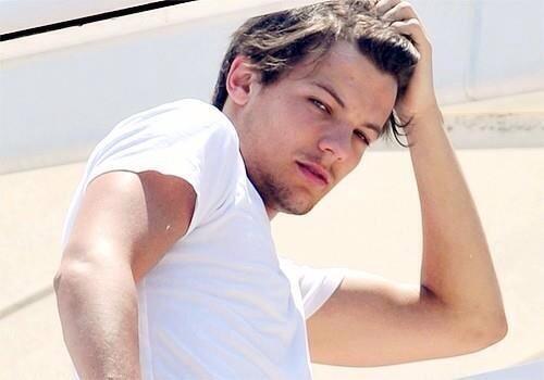 1D_moso's tweet photo. 人混みで迷子になった私。Louisと会えたけど少し不機嫌みたい‥
私:ねぇ、Louis。ごめんね。
Lo:俺から離れんなって言ったろ？ほら、手貸せよ。もうパパラッチとかどーでもいい。お前の方が大事だわ、ごめんな。 
#1D妄想
https://t.co/NnjncKncvZ