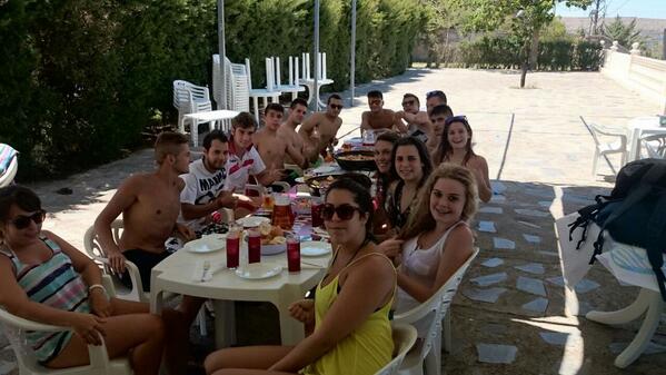 PinguHouse2012's tweet photo. Hoy paella en la piscina para estos artistas http://t.co/Ovc9n1zRyp