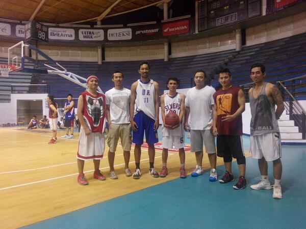 nyicil latian bareng buat Grand Final <a href="/LA_Streetball/">LA Streetball</a> || <a href="/yudhi_dwianto/">Yudhidwianto</a> <a href="/hanimahend/">Hani Mahendra Putra</a> <a href="/dhimasaniz/">Zzz</a> <a href="/Clisen_S/">C</a>