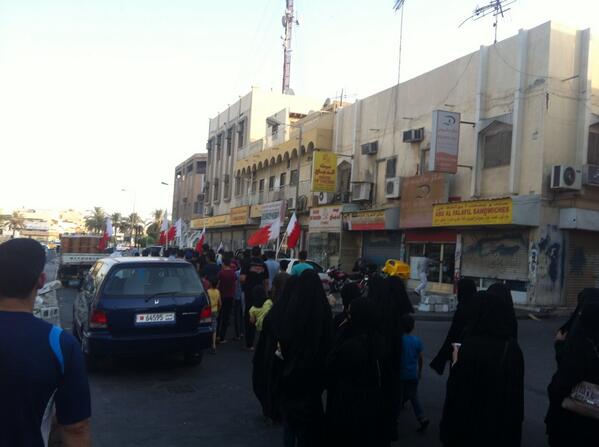 مسيرة الان في بلدة #الديه تخط طريقها نحو الشارع العام في جمعة #حق_تقرير_المصير16  #البحرين