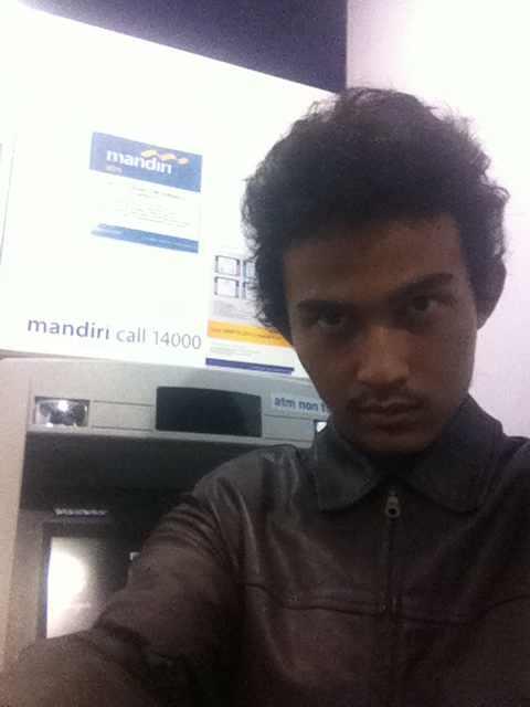 nadirmuhammad's tweet photo. bantu2 selfie laah, ayo yg belum selfie ikutan yook @mandirifiesta #selfiemandiriatm #ELITS atm cabang ITS, Surabaya http://t.co/AsbM2PRuQS