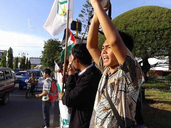 Potret Aksi solidaritas Dan penggalangan dana untuk palestina sore tadi <a href="/FsldkAceh/">FSLDK Aceh</a> <a href="/fsldkindonesia/">FSLDK Indonesia</a> @fosmaunsyiah
