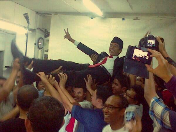 Jokowi moshing ©twitter.com/demonic_183