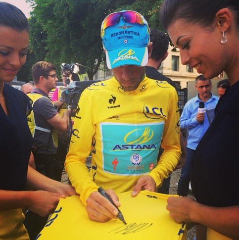 LeTour's tweet photo. RT pour gagner le @MaillotjauneLCL / RT to win the yellow jersey signed by @vincenzonibali @lecoqsportif http://t.co/q3LLKbKZ9A