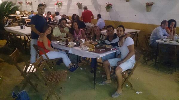AlvaroVaryxdye's tweet photo. Cenando en muy buena compañia @Israel_jg88 @CarlosMoreno_23 @tamara_gl89 @veromarquezn #fabiola#conejero http://t.co/8DGEjuC41B