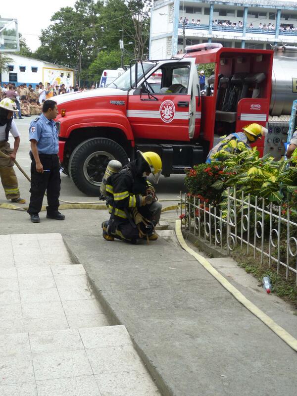 simulacro realizado en el Colegio Velasco Ibarras, <a href="/denisse_robles/">Denisse Robles</a>, <a href="/aguayosimon/">Simon Aguayo Zapata</a>, <a href="/FullJimm/">Jimmy Paz</a>, <a href="/verito_bra/">Veronica Bravo</a>