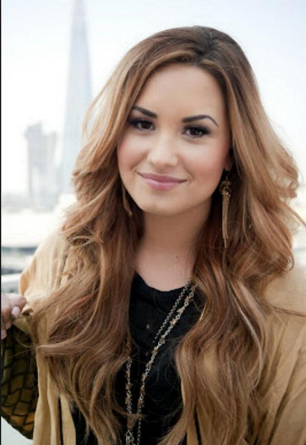 Pray4Perry's tweet image. Lord, show Demi the importance of keeping her standards, no matter what the world would have to offer.  #DemiLovato