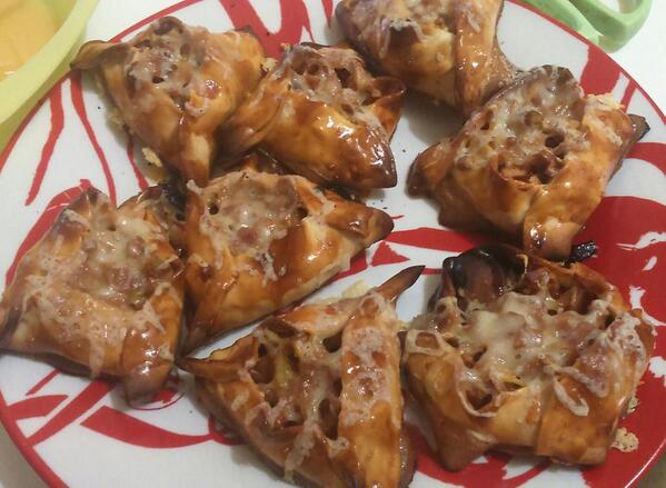 luciaaiber's tweet photo. Empanadillas de salchichas y curry. Al final han quedado muuuy ricas @martaiber http://t.co/cE5WAoWVtk