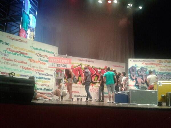 IreneTenorVaz's tweet photo. ¡Cómo molan los #graffiti! "@carmencarazo: Acto de @japtapias en Fuenlabrada #TapiasOtroPSOE #VotaTapias http://t.co/223dtP8T2c
CC @FactDem