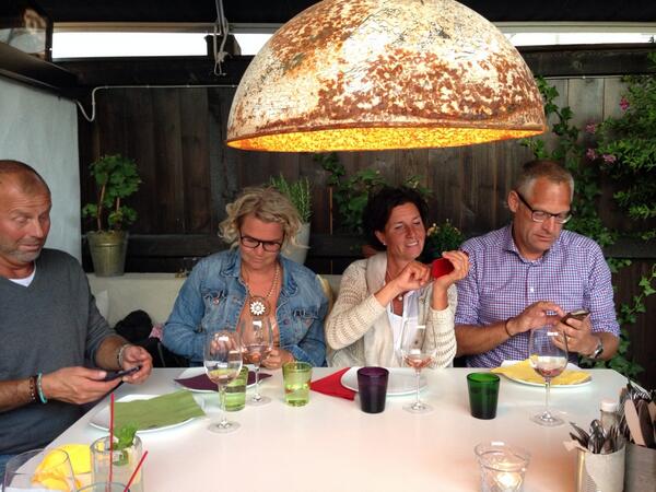 FranznRikard's tweet photo. Kul att gå med föräldrarna på restaurang. http://t.co/VJNzP0bfEc