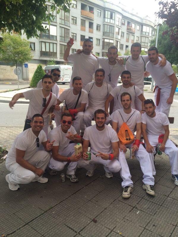 albertogorrion's tweet photo. Da igual el sitio,no solo son vacaciones. Es el saber q los lokos estos siempre estan!#sanfermin14 #Despedidamigue http://t.co/mEbNierCz8