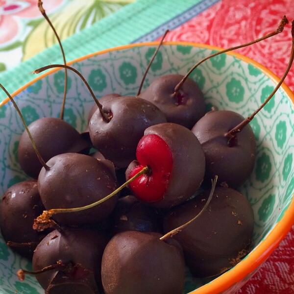 dinnerdealer's tweet photo. If life is just a bowl of cherries, dipping them in chocolate makes it that much more delicious! @FudgeEvery @n_coady http://t.co/DDBAVCipry
