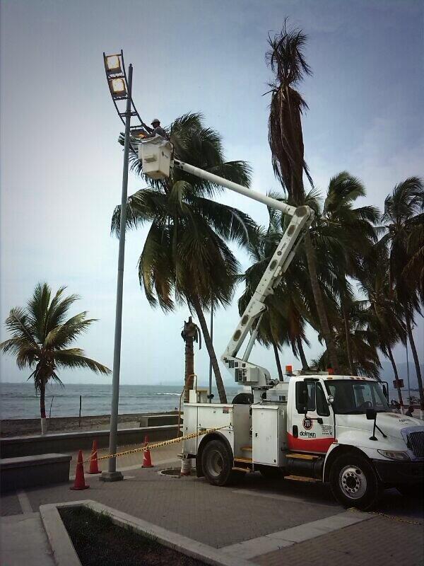 deisyballester1's tweet photo. Personal de @SomosDolmen trabajando en el malecon de @CienagaMagd para su iluminación y embellecimiento!!!! http://t.co/bY41Wgf63L