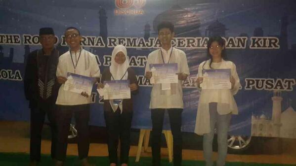 RCJakpus's tweet photo. Penyerahan bingkisan dan sertifikat peserta sotr secara simbolis dari pihak gelanggang kepada Remaja Ceria dan KIR. http://t.co/9RWyy0yqX0