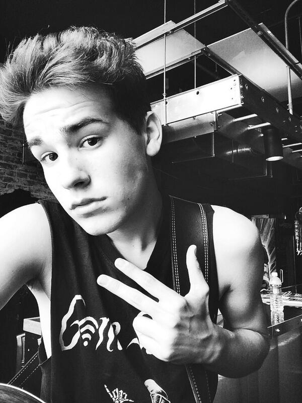 JacobWhitesides's tweet photo. Rock on 🐻 http://t.co/wOjPebsrVt