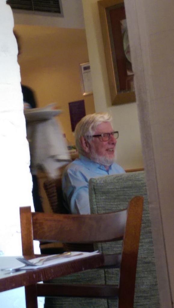 SteveVapeStorm's tweet photo. Just spotted Rolf Harris on day release.while out for meal. http://t.co/e9KawzoGCi