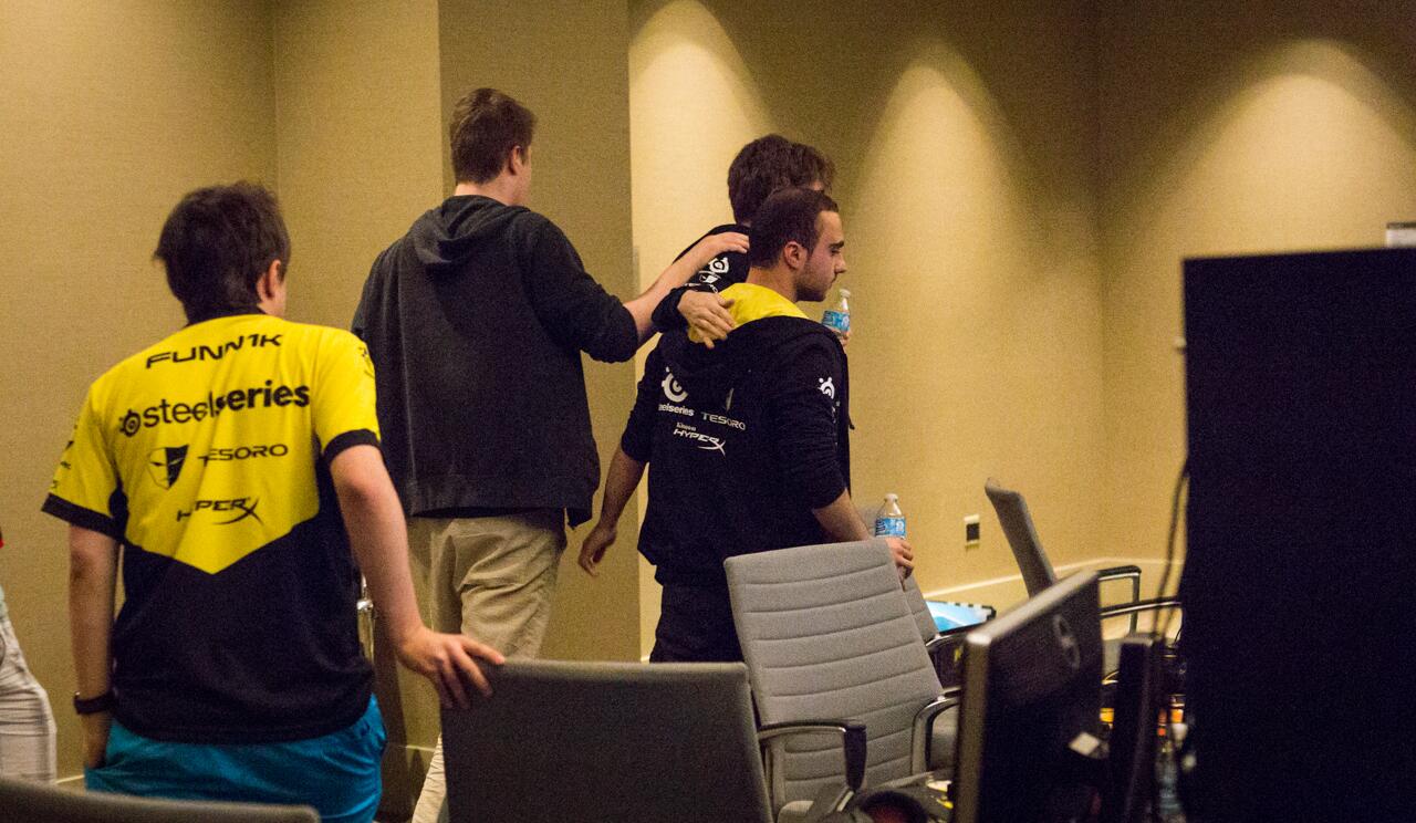 BsSsQCpCIAEAALt.jpg:large