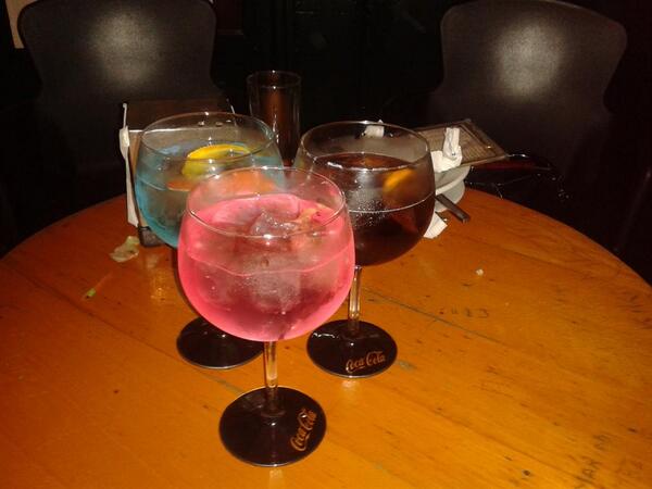 CrisHuido's tweet photo. De copitas con @Paulapardov  @NachoMartnHuido  @enriquemj95 http://t.co/ERXuSoz5u2