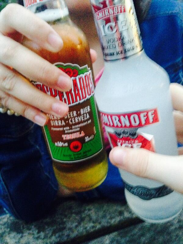fxcklozzy's tweet photo. Pub with @SophiaElly_x 💜💜 http://t.co/1MegRw0RZm