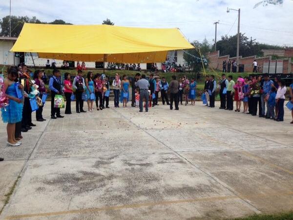 LES COMPARTIMOS UNA FOTO DE LA GRADUACION DE LA TELESECUNDARIA Gilberto Montalvo Alemán en San Lucas Nextetelco