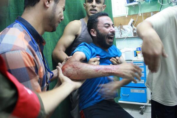 SafwaCentreFR's tweet photo. Ce père vient de découvrir son fils de 4 ans, le crâne pulvérisé par israël la pacifique. http://t.co/4GSDxAeesi