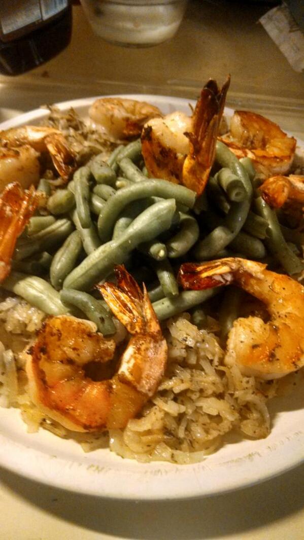 charon5959's tweet image. @KeairaLaShae #Shavedpotatoesinoven #sautedshrimp #steamedgreenbeans