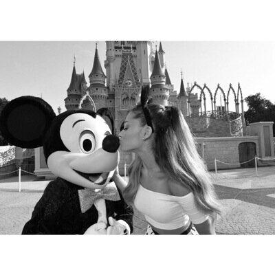 PixieVampireC's tweet image. My babe with Mickey at Disney world
