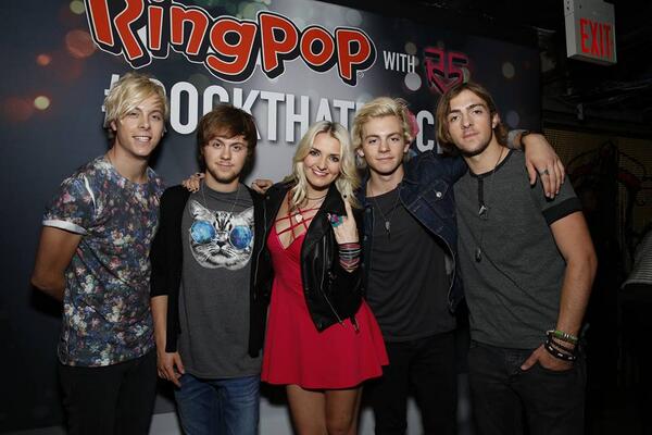 NadiaMand's tweet photo. I love you guys! are incredible, his music ♫ is so incredible they are fantastic adore ♥♥♫ @officialR5 http://t.co/lW3NXL99r2