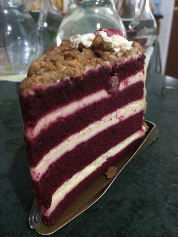 ryu54's tweet photo. Nungguin red velvetnya @Lia_JuniorMCI ga dtg2 nih, tante jd beli yg lain dulu deh :'( http://t.co/lqmIU5DFUi