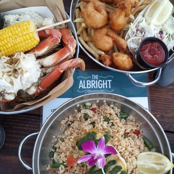 danielledirecto's tweet image. Feast time at #TheAlbright on the #SantaMonicaPier with a very happy @tomasmaystone.