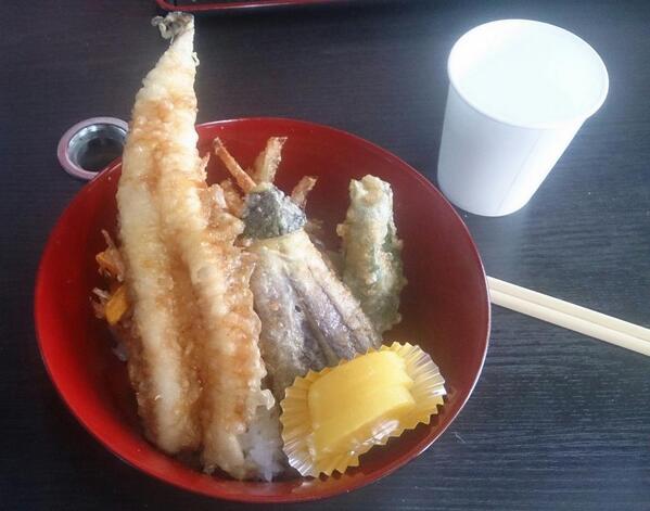 いい塩梅 街角グルメ 三色丼 八景島シーパラダイスにお越しの方は近くの漁港で食べれます 特に穴子天の味と柔らかさは保証します 小柴のどんぶりや Http T Co Rea9wuzkzc