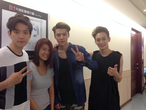 FlywithHUNHAN's tweet image. 140712 #SEHUN Baekyhun Chen w/ Lucky fan today! cr. satanhun โงยยยยยยย ㅜㅜㅜㅜㅜㅜㅜㅜㅜㅜ