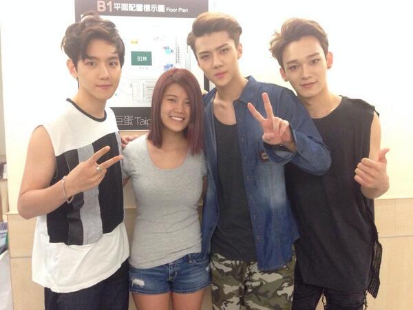 FlywithHUNHAN's tweet image. 140712 #SEHUN Baekyhun Chen w/ Lucky fan today! cr. satanhun โงยยยยยยย ㅜㅜㅜㅜㅜㅜㅜㅜㅜㅜ