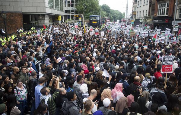 RT_com's tweet photo. ‘End the siege!’ Thousands in Oslo &amp; London protest Israeli offensive in Gaza http://t.co/toRXsQFE0v http://t.co/HJUIFTWlOr