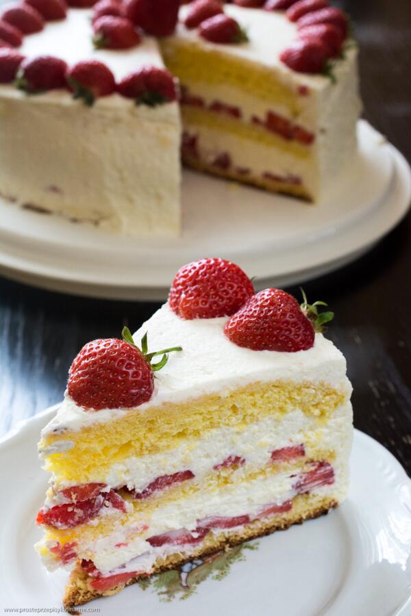 ProstePrzepisy's tweet photo. Tort z truskawki: http://t.co/IlFfLdIST4 http://t.co/pCeqcVpt49