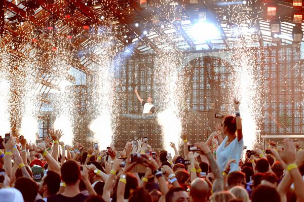 Alesso's tweet photo. The photos from this week's @departureslive are now online. View them all at http://t.co/pRCk0s6WX9 http://t.co/6u9LjHV3EE