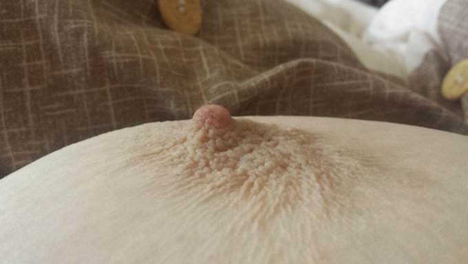 This is one happy nipple!!! #nipple #happysaturday http://t.co/3iPc7rZiuG<a href="/tag/nipple"class="tags">#nipple</a><a href="/tag/happysaturday"class="tags">#happysaturday</a>