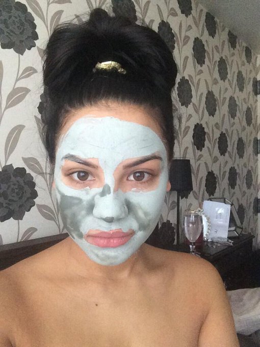 Every girl needs this face mask in their life.. #SaturdayMorningRoutines http://t.co/YuocOKVe2q<a href="/tag/saturdaymorningroutines"class="tags"><span>#saturdaymorningroutines</span></a>