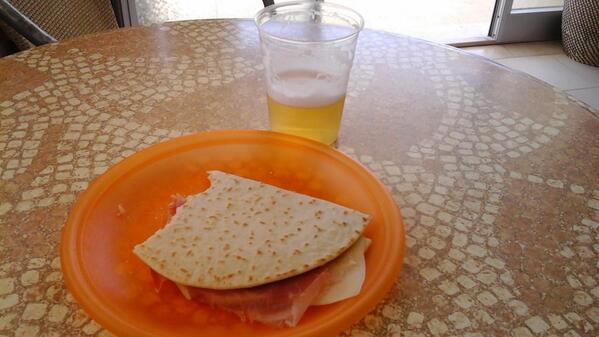 iiffaann's tweet photo. @Mahddalena mentre colazione con piadina e birra è funzionale tanto contro i brutti ricordi quanto per il postsbornia http://t.co/OxlWde3jdZ