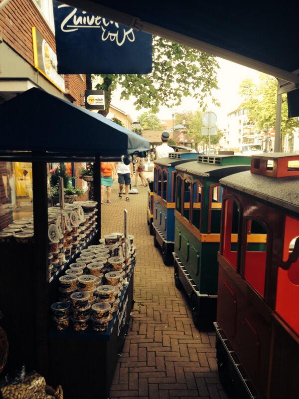 Tegenwoordig loopt er een treinspoor voor de winkel langs 😂😂😂