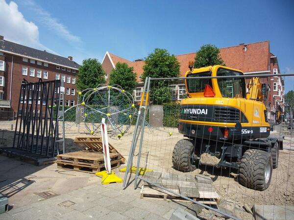 De kinderen van de Rosa Boekdrukkerschool krijgen deze vakantie een geheel nieuwe speelplaats. west.amsterdam.nl/projecten/stra…