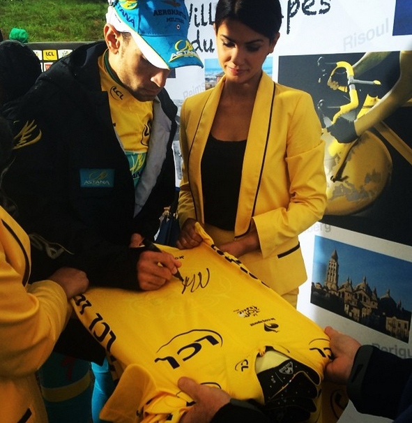 LeTour's tweet photo. RT pour gagner le @MaillotjauneLCL / RT to win the yellow jersey signed by @vincenzonibali @lecoqsportif http://t.co/JGgQUHisHe