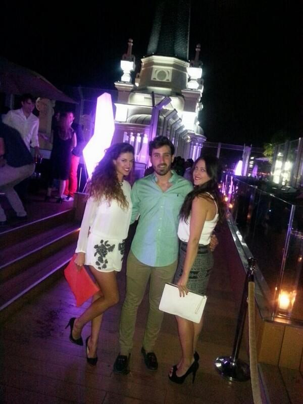 Monchito_surfer's tweet photo. Fiesta perfecta en #theroofMAdrid en la tridistrital con los rotaract de España y Europa http://t.co/ZtyvagBUUb